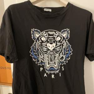 Kenzo inspirerad T-shirt i färgen svart och i storlek M. Aldrig använd. Prislapp finns på.