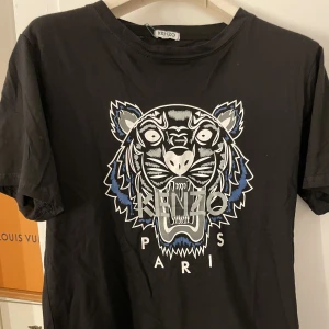 Kenzo tröja  - Kenzo inspirerad T-shirt i färgen svart och i storlek M. Aldrig använd. Prislapp finns på.
