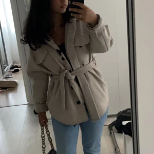 Kappa - Jättefin beige kappa med skärp