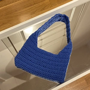 Virkad väska - Supersnygg och trendig virkad väska, går att få i olika färger. Köparen står för frakt, kan även mötas upp i Örebro. Frakten kostar 45kr💕