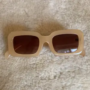 solglasögon från h&m. beiga. knappt använda. one size.