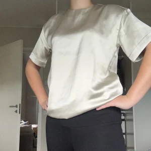 Silkes tröja - Snygg tröja i silke, från hm. Aldrig använd💛