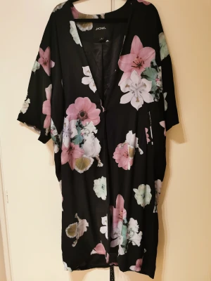 Monki - Kimonojacka - 🌺Kimonojacka från Monki, fodrad.  🌺Storlek M, men oversize.  🌺Slutar vid fotknölarna på mig som är 168cm. 