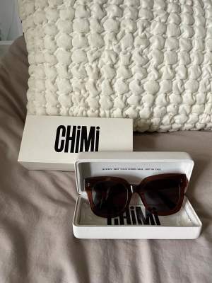 Säljer mina fina Chimi glasögon i en populär modell och färg! Glasögonen är sparsamt använda och har kvar både låda och fodral. Hör av er om ni undrar något :)