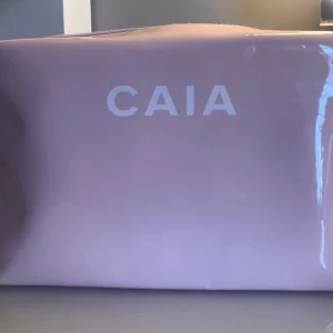 Caia necessär  - Säljer en fin necessär från caia, fint skick men lite smutsig innanför men inget som syns så. Säljer för 189 plus frakt.❤️