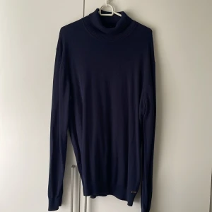 Tröja  - Halvpolo-tröja som har använts några gånger och är i fortsatt fint skick. Perfekt nu inför höstens väder. Tröjan är i storleken Large och köptes från Kappahl.   Först till kvarn! 