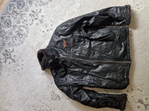 Mcjacka/läderjacka - Väldigt fin läderjacka.  100% äkta läder.  Jackan är i utmärkt skick. 