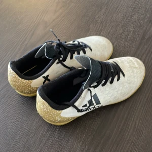 Fotbollsskor - Ett par fotbollsskor säljs. Använd 15-20 ggr och de är lite slitna men dem är i bra skick. Kontakta mig om du är intresserad 😊