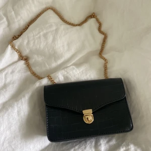 Svart bodycross väska - Axelremsväska i konstläder 