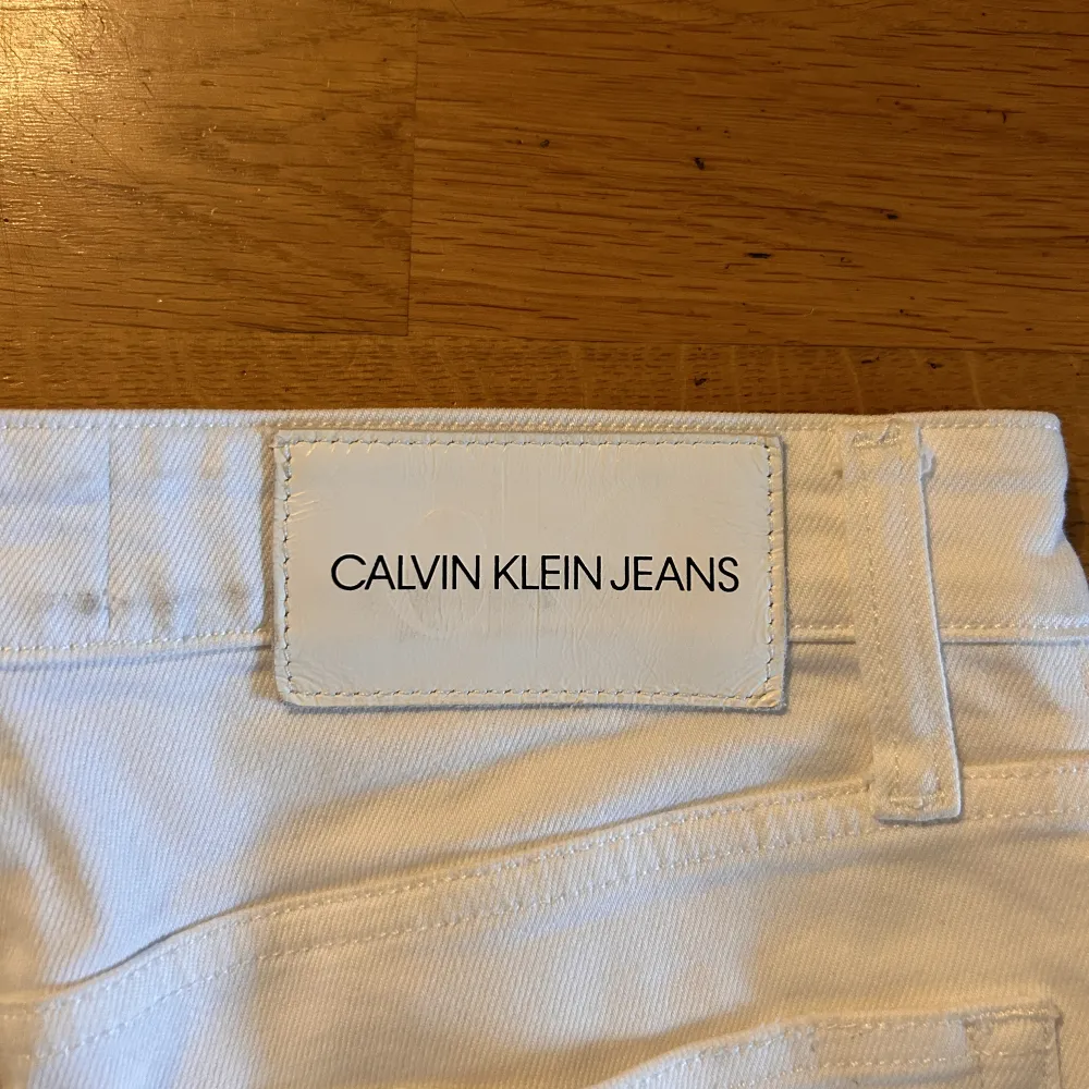 Säljer ett par sjukt snygga Kalvin Klein jeans som passar till lite finare tillfällen såsom finare middagar. Skick 10/10 nypris ca 1600kr. . Jeans & Byxor.