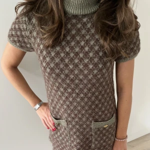 Stickad zaraklänning!! - Superfin stickad klänning ifrån zara!! Supersnygg med ett par tunnna svarta strumpbyxor till höst❤️❤️