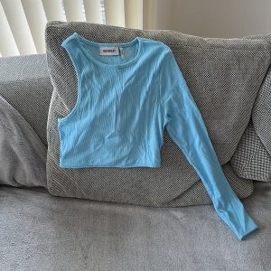 Topp weekday  - Säljer denna turkosa toppen från weekday 💙 aldrig använd