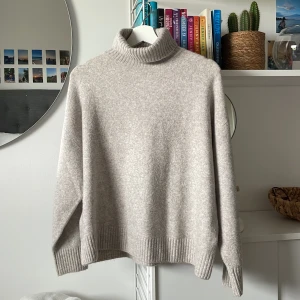 Stickad polotröja - En fin stickad polotröja!! Superfint skick då den tyvärr knappt kommit till användning. Skriv om ni har några funderingar eller önskar fler bilder💞