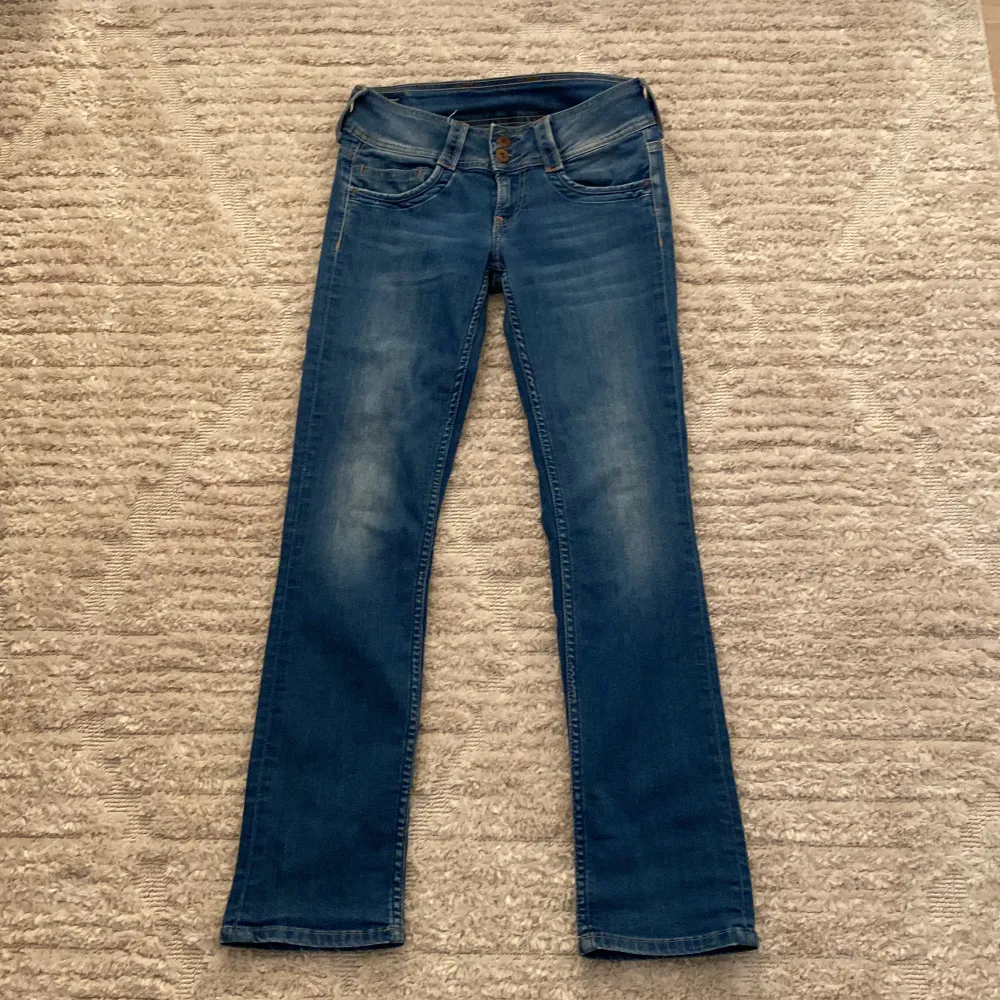 säljer dessa fina jeans från pepe💓köpta från sellpy och har aldrig använt, bra skick💓 säljer på grund av att jag aldrig använder dom eftersom att dom inte sitter alls bra på mig💓. Jeans & Byxor.