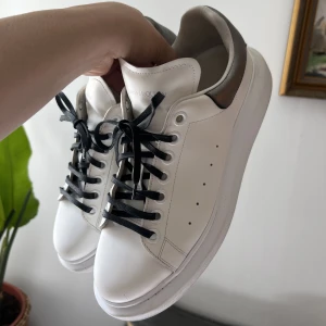 Alexander Mcqueen Sneakers - Inköpta på NK förra året sparsamt använda. Säljes billigt pga garderobsrensning! 
