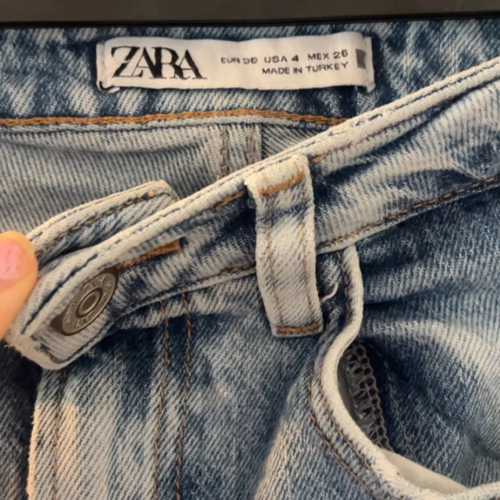 snygga straight/flared zara jeans me slits. tyvärr lite stora så därför lite använda, storlek 36💕 . Jeans & Byxor.