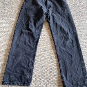Knappt använda jeans i härlig tvätt (mjukt tyg och gråsvart färg). Strl 44. Mkt fint skick. 