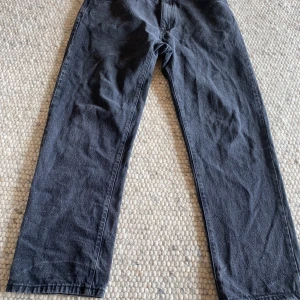 Pull & Bear jeans Wide leg 44(EU) - Knappt använda jeans i härlig tvätt (mjukt tyg och gråsvart färg). Strl 44. Mkt fint skick. 