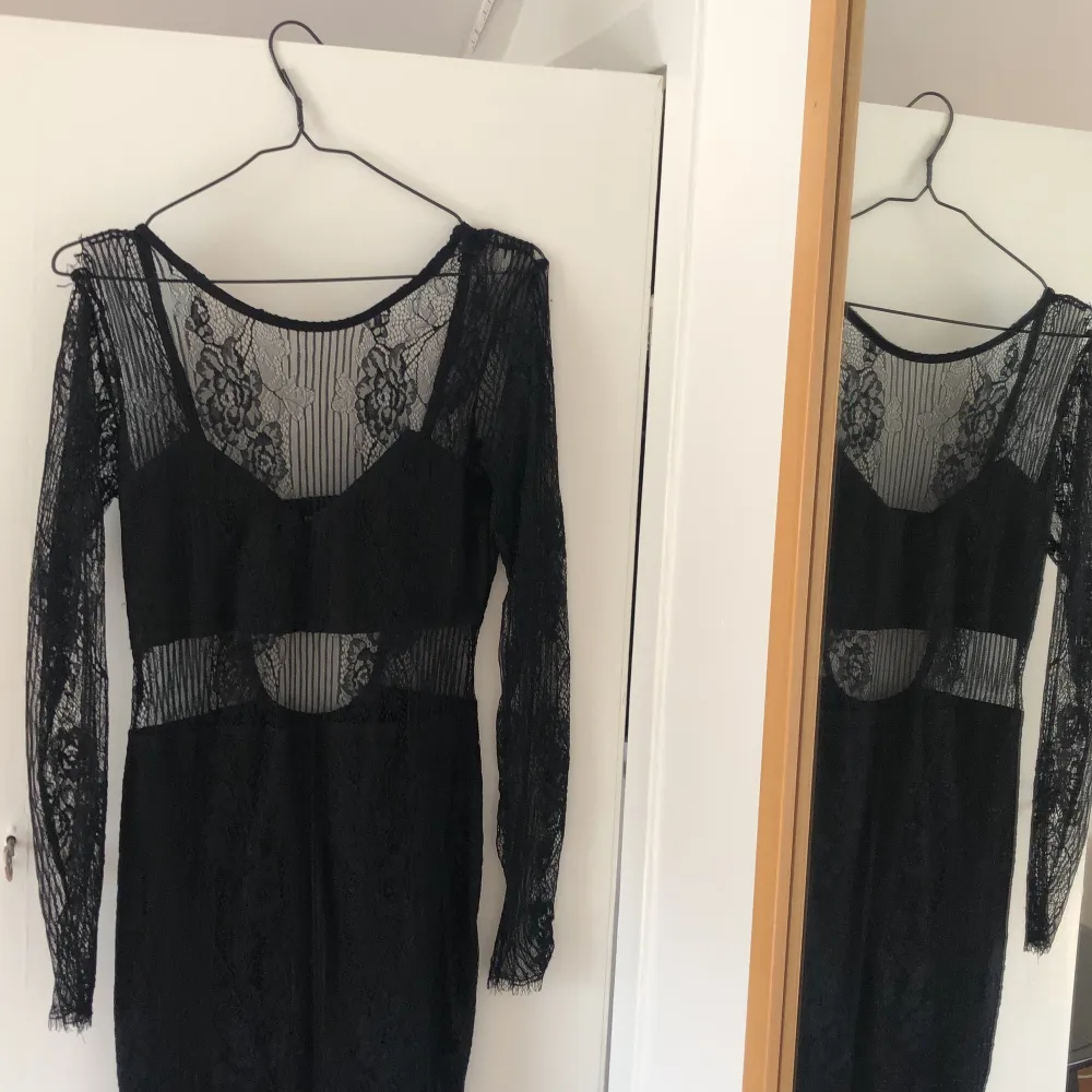 Säljer en jättefin svart klänning från bikbok i spets storlek L då den tyvärr är för stor för mig:(. Klänningar.