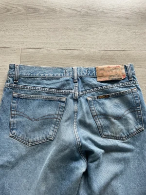 As snygga byxor  - Köpte dessa i Milano på second hand i januari men tyvärr kommer de inte till användning då jag har liknade byxor. Vet inte rkt vad märket är o storleken står inte men de sitter såhär på mig och jag är en 36 och 163 lång. 