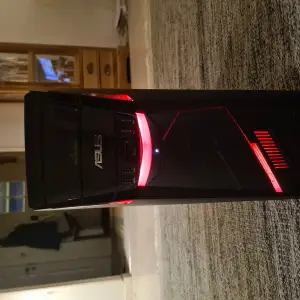  En hög presterande gaming dator som är kababel att spela alla spel till högkvalite. Specs-> Modell: Asus ROG G11CD-K-NR054T CPU: i7-7700@3,6 Ghz Grafikkort: Nvidia GeForce GTX 1070 Arbetsminne: 16 Gb RAM Hårddisk: 1 Tb