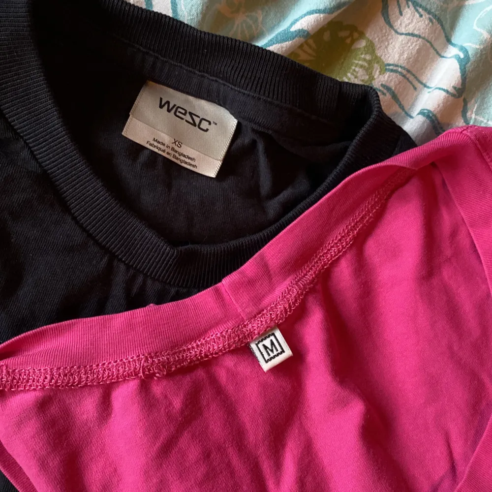 2 T-shirt som är mycket lite använda.  Den svarta har märkeslapp i halsring med det har ej den rosa men de upplevs lika stora . T-shirts.