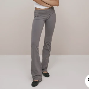 Grå yogapants  - Säljer mina helt oanvända yoga pants från Nelly, då de var alldeles för långa 