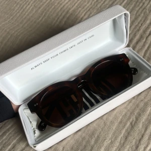 Chimi solglasögon 003 bruna tortoise - Chimi solglasögon i modellen 003. I färgen tortoise, bruna. Lite använda så i fint skick. 