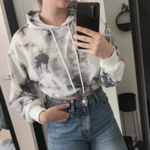 Croppad hoodie, marmor - Nyskick. Marmor mönster. Står storlek M men uppskattar den till en S. Resår midja. 