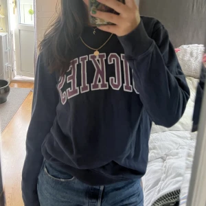 Vintage sweatshirt  - Marinblå sweatshirt med lila tryck från dickies. Är i storleken S och har en snygg baggie passform. Använd några få gånger. Köpt för 700kr.
