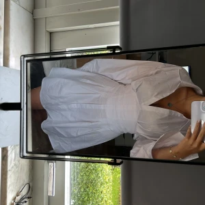 kläning - säljer denna fina klänningen, använt en gång på min student. köpte den för 400kr och säljer den för 200kr, köparen står eventuellt frakt 