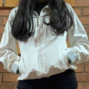 söt vit golfjacka - jätte söt golfjacka som är vit, lite gröna detaljer. Använt den ett par gånger, har några fläckar, inte särskilt synliga men annars i bra skick. köpte på orginalpris 900.