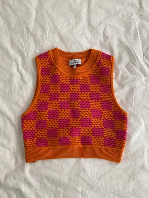 & Other Stories tröja - Jätte cute stickad tröja från & Other Stories som inte kommer till användning längre. Den har varit sparsamt använt därför är den i mycket bra skick.  Kan  mötas upp i Uppsala, eller skicka på post men då står köparen för frakten✨