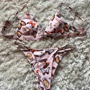 Bikini  - Söt bikini med fjärilar på, endast testad men var lite liten för mig ☺️✨ 