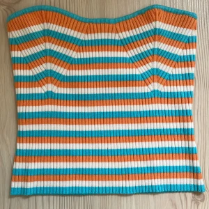 Tub topp från gina tricot - Superfin pch somrig tubtopp som jag köpte i juni, tycärr har den aldrig använt och därav vill jag sälja den🩷 I utmärkt skick! 