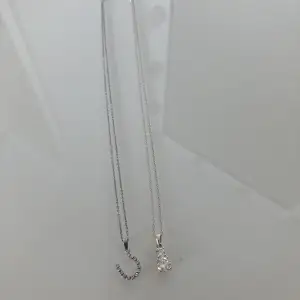 Två par jätte gulliga silver halsband från glitter! Kommer inte till användning, då jag är mer av en guld människa. Kan inte hitta halsbanden på hemsidan längre, men finns liknande för 250kr styck! Säljer BÅDA för 200kr och EN för 100kr + frakt📦💗