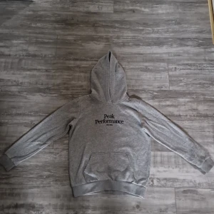 Peak performans ljusgrå tjocktröja - Ny skick bara andvänd några gånger. ordinarie pris 1300 