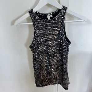 Glittrigt linne - Bra skick och jättefin topp