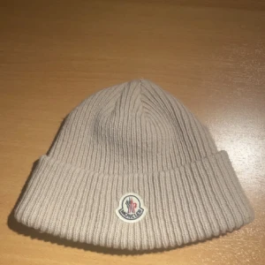 Moncler mössa - Perfekt inför kommande hösten & vintern. 