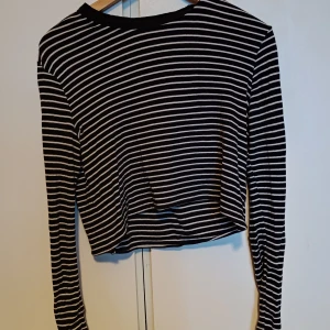 Tröja - En cool tröja, den är kort men inte så kort som en magtröja utan typ mitt emellan. Säljer då det inte är min stil längre, helt nytt skick. Man kan ha den under andra tröjor om man vill, super snyggt! Pris kan diskuteras ❤️❤️