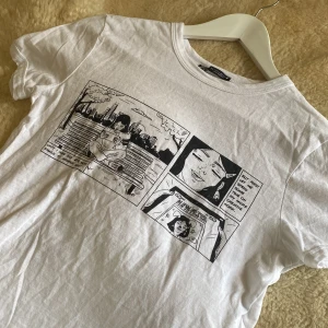 t-shirt med tryck - vit t-shirt med tryck från zara. knappt använd.