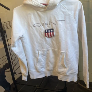 Gant hoodie - Säljer min gant hoodie som är för liten.