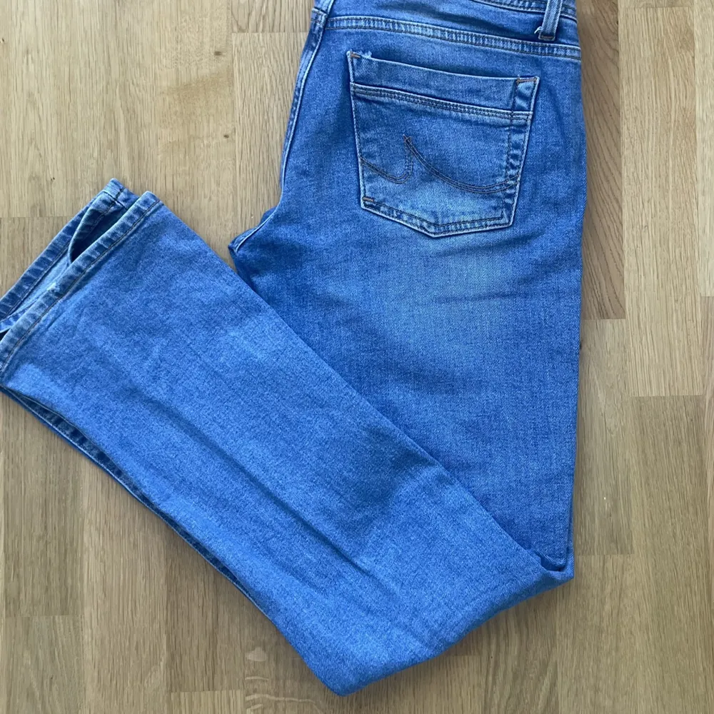 Säljer dessa Ltb jeans i modellen valerie som är low waist och bootcut Strl 28 i midjan, 34 i längd ❤️midjemått(rakt över) 38 cm, Innerbenslängd 80cm. Jeans & Byxor.