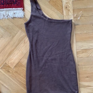 Meshki klänning - Super fin klänning från MESHKI. Ribbad, Bodycon i mjukt material. Köpt 2019 men aldrig använd. Bild 2 - lånad från Google.