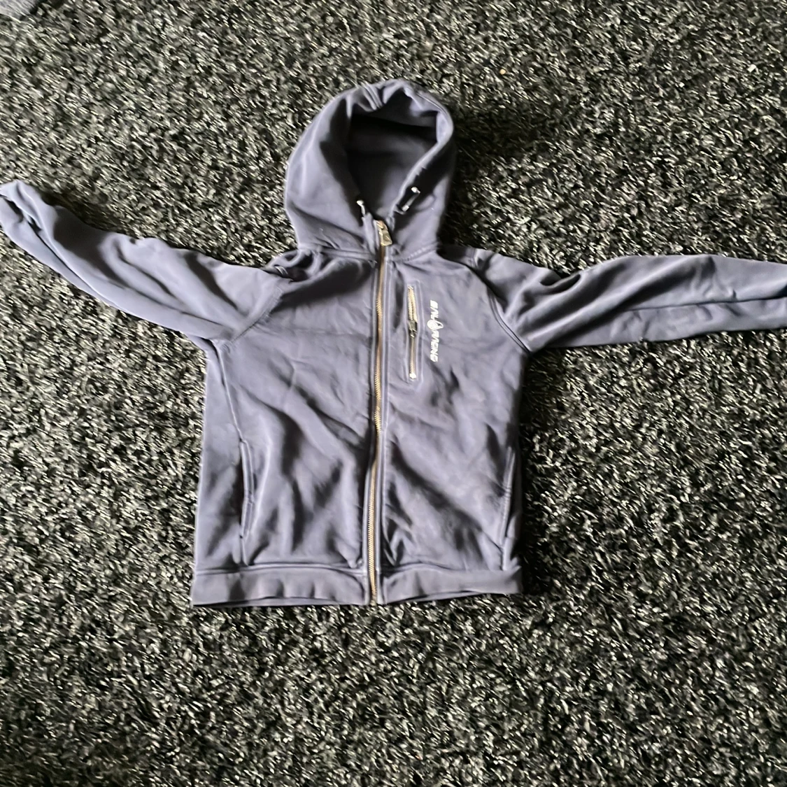 Hej jag säljer den här fina mörk blåa sail racing hoddien anledningen för att jag säljer den är pågrund av att den är för liten tröjan är i nyskick och den har inga hål tröjan är i storlek 150 cm pris kan diskuteras vid köp av tröjan💙🥶🧵🔵