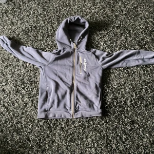 Hej jag säljer den här fina mörk blåa sail racing hoddien anledningen för att jag säljer den är pågrund av att den är för liten tröjan är i nyskick och den har inga hål tröjan är i storlek 150 cm pris kan diskuteras vid köp av tröjan💙🥶🧵🔵 - 150 cm blå