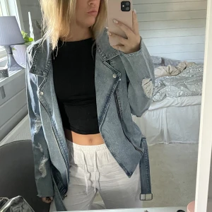 Denim jacka - Säljer min jeans/denim jacka🌸sydd i typ skinnjacka form, med krage dragkedja och skärp. Så fin älskar den men vetat efter något annat❤️Storlek L men är som S M