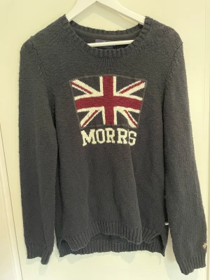 Stickad Morris tröja - Aldrig använd stickad Morris tröja.  Nypris 1399:-  Skick 10/10. Retur lappen är kvar 