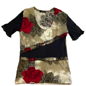 Y2k topp - Y2k topp med coolt mönster! Sitter tight💞