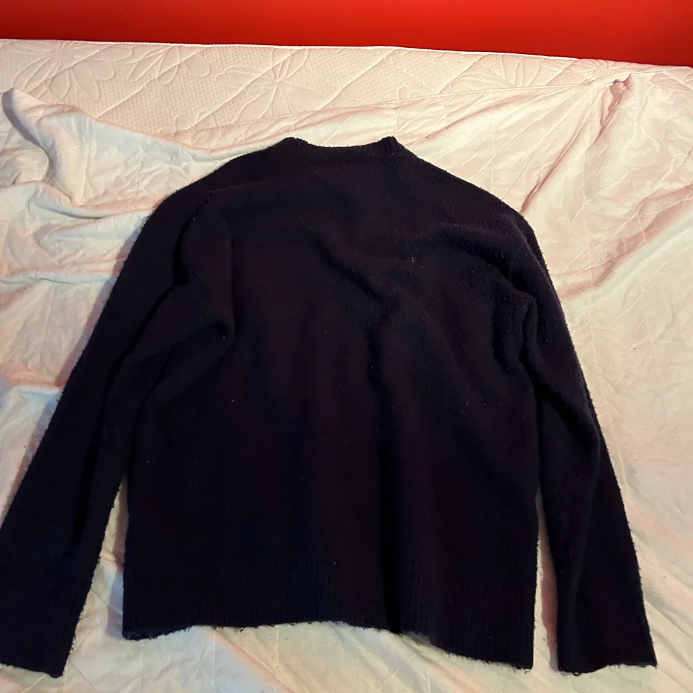 En snygg o skön stickad tröja från Zara. Köpt för 500kr för någon månad sedan. Säljer på grund av att den inte kommer till användning.. Stickat.